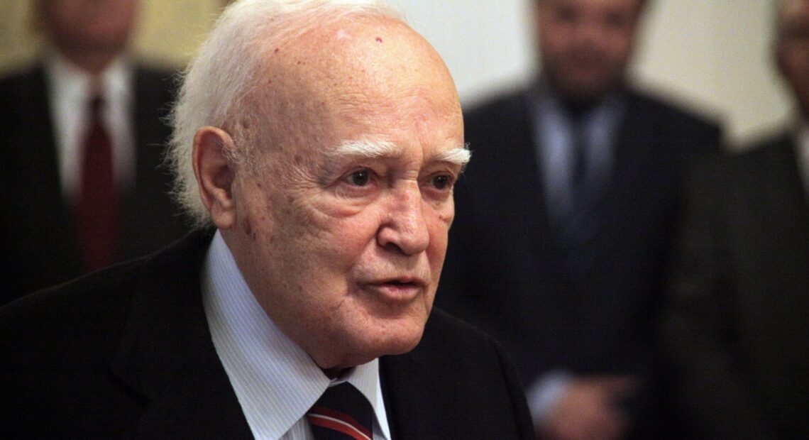 Κάρολος Παπούλιας: Σήμερα η εξόδιος ακολουθία στο Παγκράτι – Αύριο στα Ιωάννινα η κηδεία