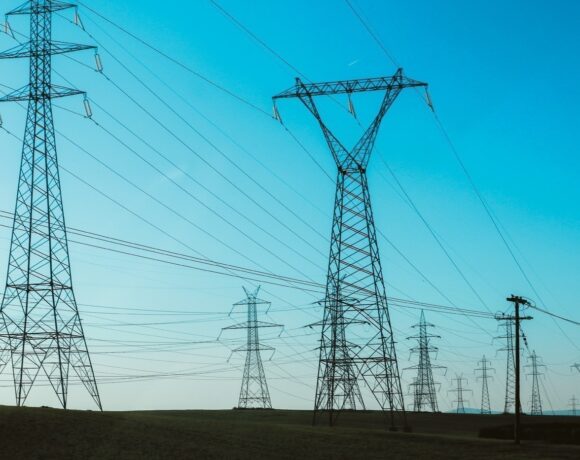 Κεντρικη Ένωση Επιμελητηρίων: Άλμα στο κόστος λειτουργίας των επιχειρήσεων από τις ανατιμήσεις στο ρεύμα