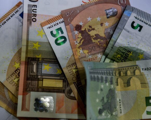 Κοινωνικό μέρισμα: Ποιοι θα δουν 250 ευρώ στον λογαριασμό τους μέσα στις επόμενες ημέρες (vid)