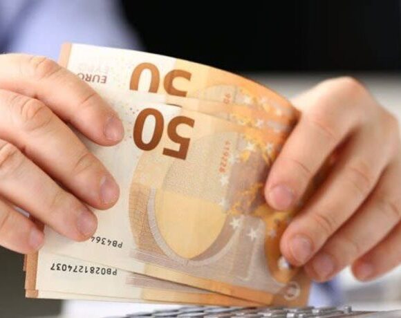 Κοινωνικό μέρισμα: Πότε θα κατατεθούν στους λογαριασμούς των δικαιούχων τα 250 ευρώ