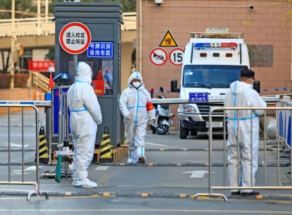 Κοροναϊός – Δύο χρόνια μετά τον θάνατο του γιατρού που αποκάλυψε την πανδημία, πολίτες στέλνουν ακόμη μηνύματα