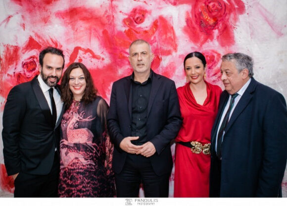 Μώραλης – Εγκαινίασε την έκθεση ζωγραφικής «red Or Dead» της Ιόλης Ξιφαρά