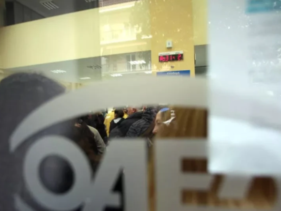 ΟΑΕΔ: Ρυθμίσεις για το ειδικό εποχικό βοήθημα και τις εισφορές – Ποιους αφορά