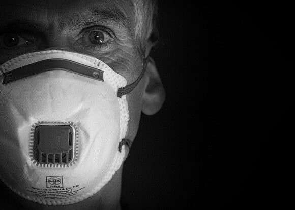 Ομικρον – Προτιμότερο να ακυρωθεί μια εκδήλωση παρά να χαθεί μια ζωή – Τι αναφέρει ο ΠΟΥ για τη μεταδοτικότητα της παραλλαγής