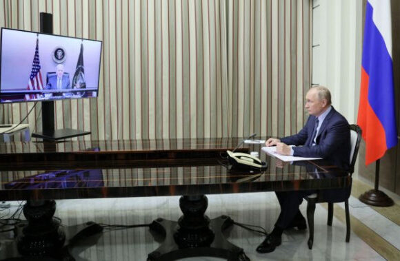 Πούτιν – Μπάιντεν: Αρχισαν οι συνομιλίες με φόντο την ένταση στην Ουκρανία