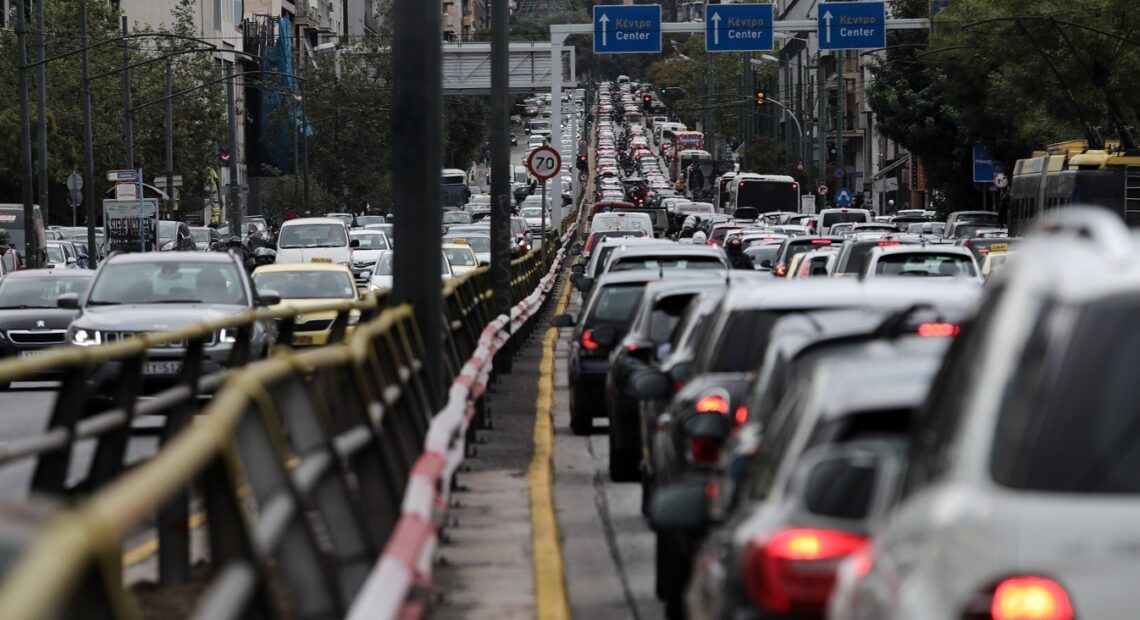Πόσες ώρες χάνει ο μέσος οδηγός στην κίνηση μέσα στην Αθήνα