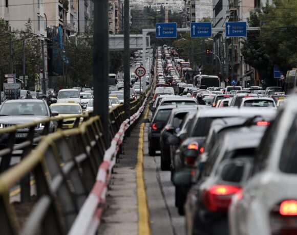 Πόσες ώρες χάνει ο μέσος οδηγός στην κίνηση μέσα στην Αθήνα
