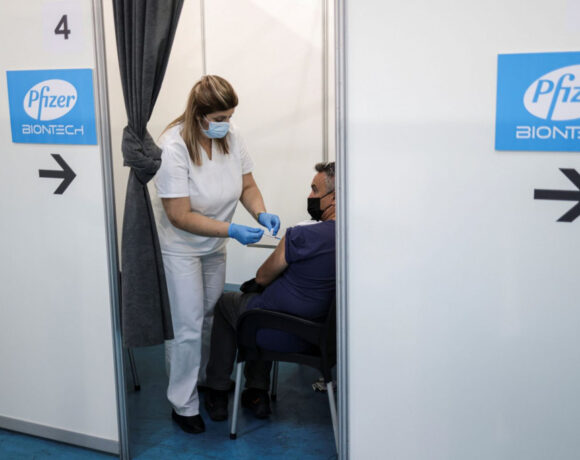 Στα 22 έφτασαν τα κρούσματα της μετάλλαξης Όμικρον στην Βρετανία