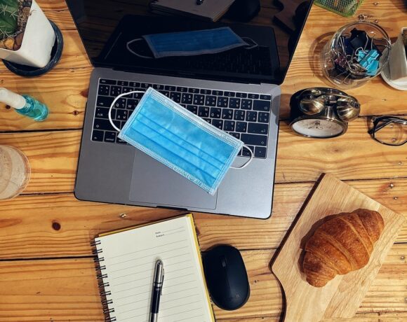 Τηλεργασία: Αυξάνεται κάθε μήνα στην Ελλάδα – Τι οφείλει να πληρώνει ο εργοδότης (vid)