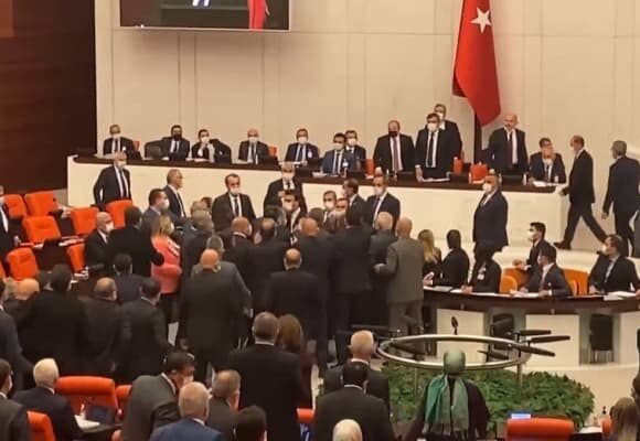 Τουρκία – Βουλευτές πιάστηκαν στα χέρια για μία φωτογραφία του Σοϊλού με φυγά επιχειρηματία