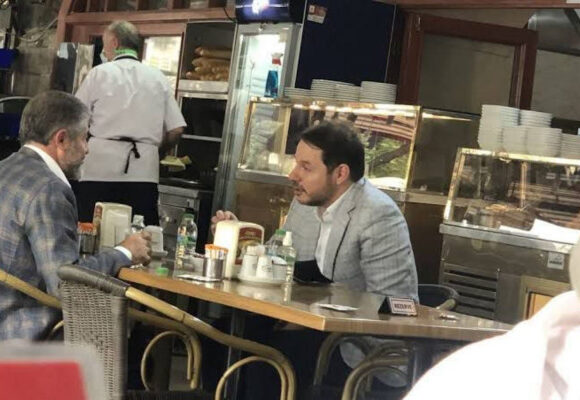 Τουρκία – Γιατί «παραιτήθηκε» ο υπουργός Οικονομικών – Συνεχίζει την καθοδική της πορεία η λίρα