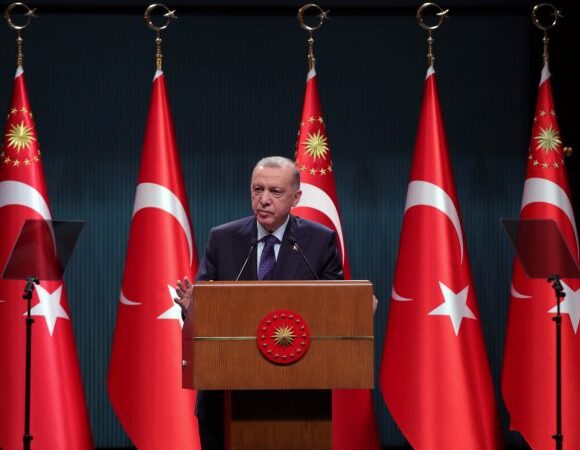 Τουρκία – Ο Ερντογάν «χρυσώνει το χάπι» στους πολίτες – Αύξηση κατώτατου μισθού, ενώ η λίρα γκρεμίζεται