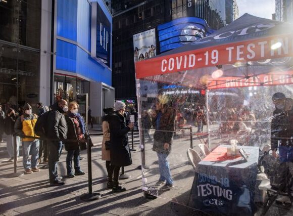 Φάουτσι – ««Σαρώνει τον κόσμο» η παραλλαγή Όμικρον – Τα ταξίδια την περίοδο των Χριστουγέννων θα ενισχύσουν την εξάπλωση