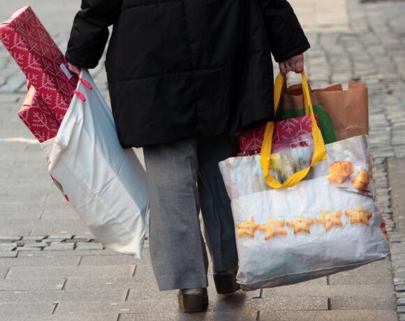 Χριστούγεννα 2021: Πώς θα λειτουργήσουν τα πολυκαταστήματα (vid)