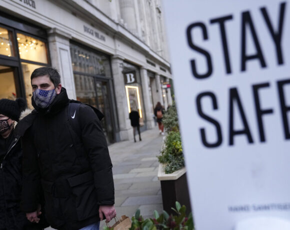 Όμικρον – Ραγδαία αύξηση των κρουσμάτων στη Βρετανία – Ο δήμαρχος του Λονδίνου κήρυξε «μείζον περιστατικό»