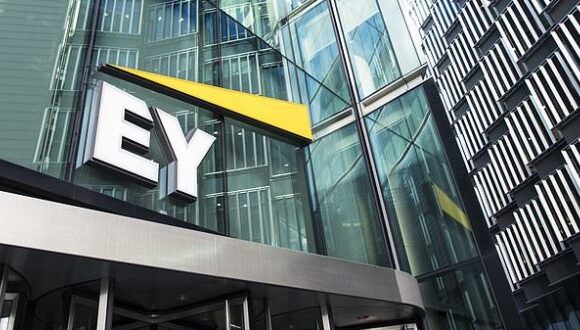 Ey: Οι καταναλωτές επιλέγουν να ζήσουν με λιγότερα – Επαναξιολογούν τις αγορές τους παγκοσμίως