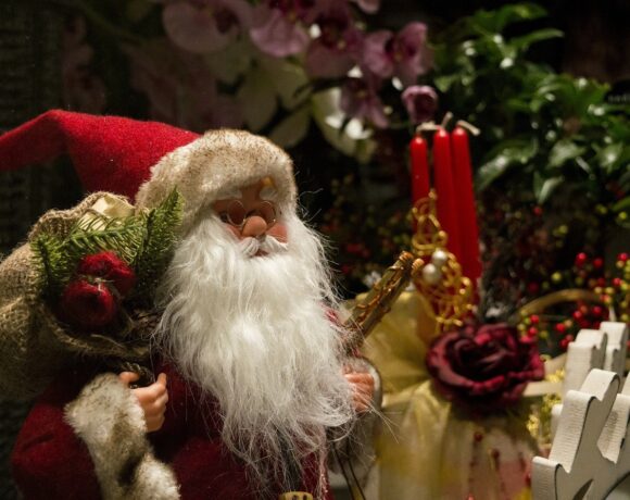 H ώρα της αποκάλυψης: Ένας επίσκοπος ξεμπρόστιασε το σετ «Άγιος Βασίλης και Coca Cola»