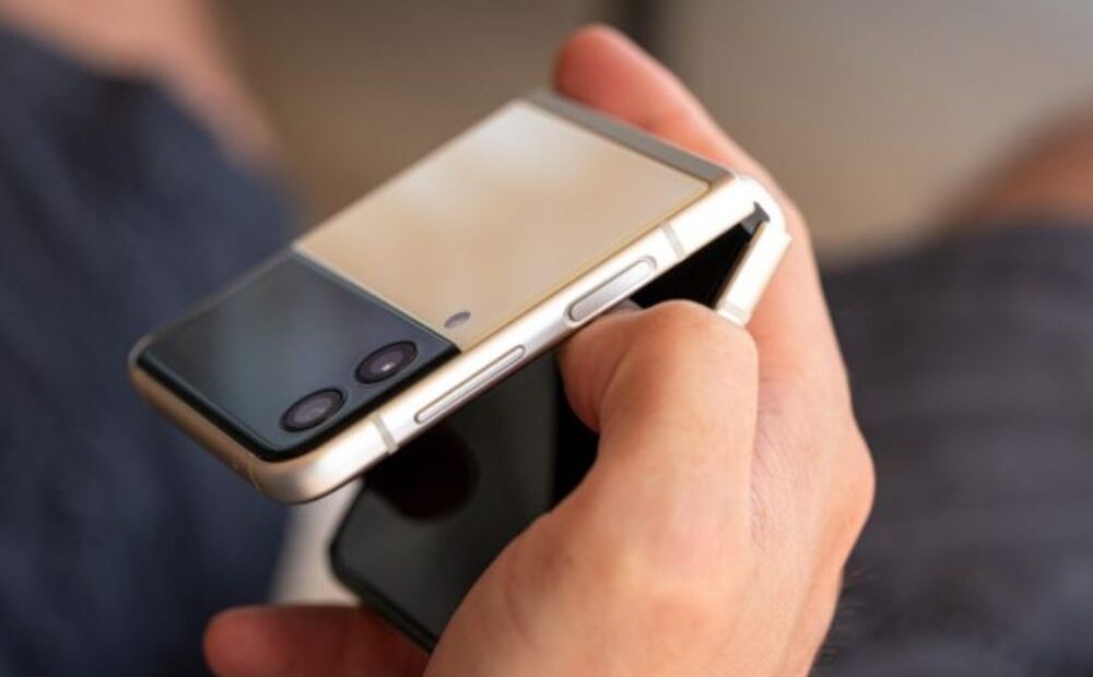 Samsung Galaxy Z Flip 3: Λαμβάνει ενημέρωση One Ui 4