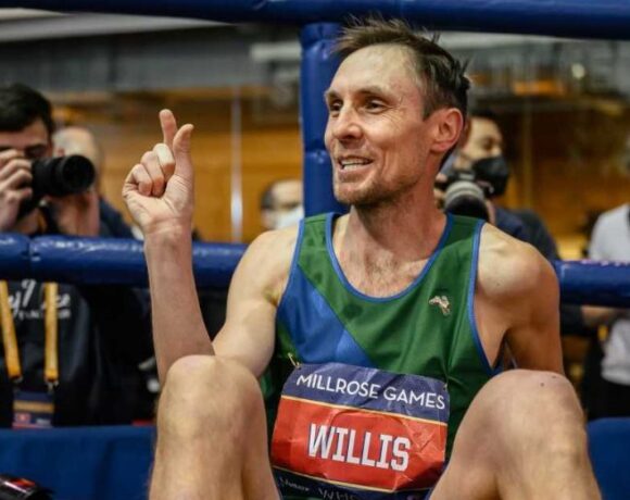 20 χρόνια συνεχόμενα, τρέχει το μίλι κάτω από 4 λεπτά!