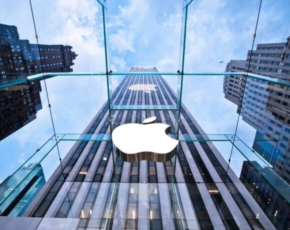 Apple: Έσπασε το φράγμα των 3 τρισ