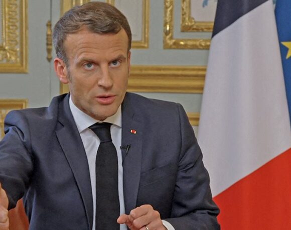 Αντιεμβολιαστές προς Μακρόν: «Εμείς θα σε τσαντίσουμε» – Διαδηλώσεις στη Γαλλία