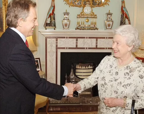 Βρετανία – Ο Τόνι Μπλερ έγινε «Σερ» – Πολίτες τον κατηγορούν για «εγκλήματα πολέμου» και αντιδρούν