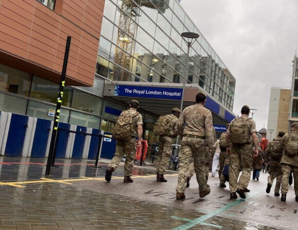 Βρετανία – Ομικρον – Ο Τζόνσον «βγάζει» τον στρατό για να καλύψει τα κενά στο νοσοκομεία