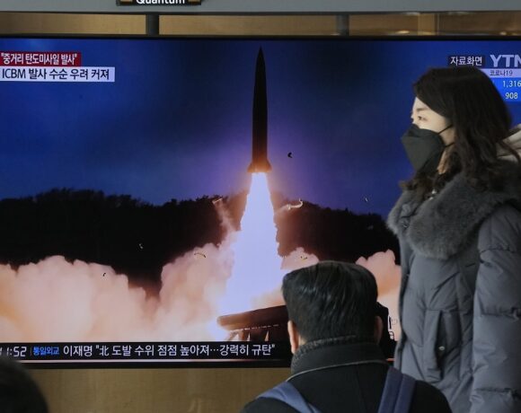 Βόρεια Κορέα: Φωτογραφίες από τη δοκιμή πυραύλου Hwasong