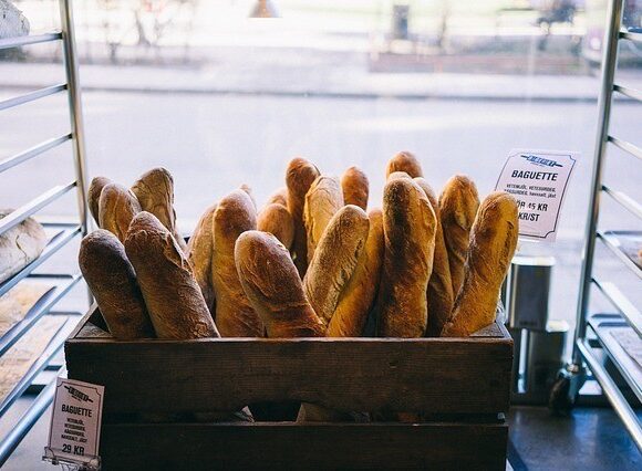 Γαλλία: Μαίνεται ο «πόλεμος της μπαγκέτας» – Διαμάχη για την τιμή στο ψωμί