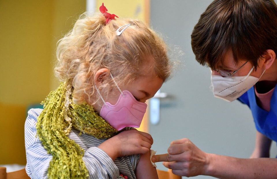 Γερμανία – Εμβολίασαν παιδιά 5 11 ετών με δόση για ενηλίκους