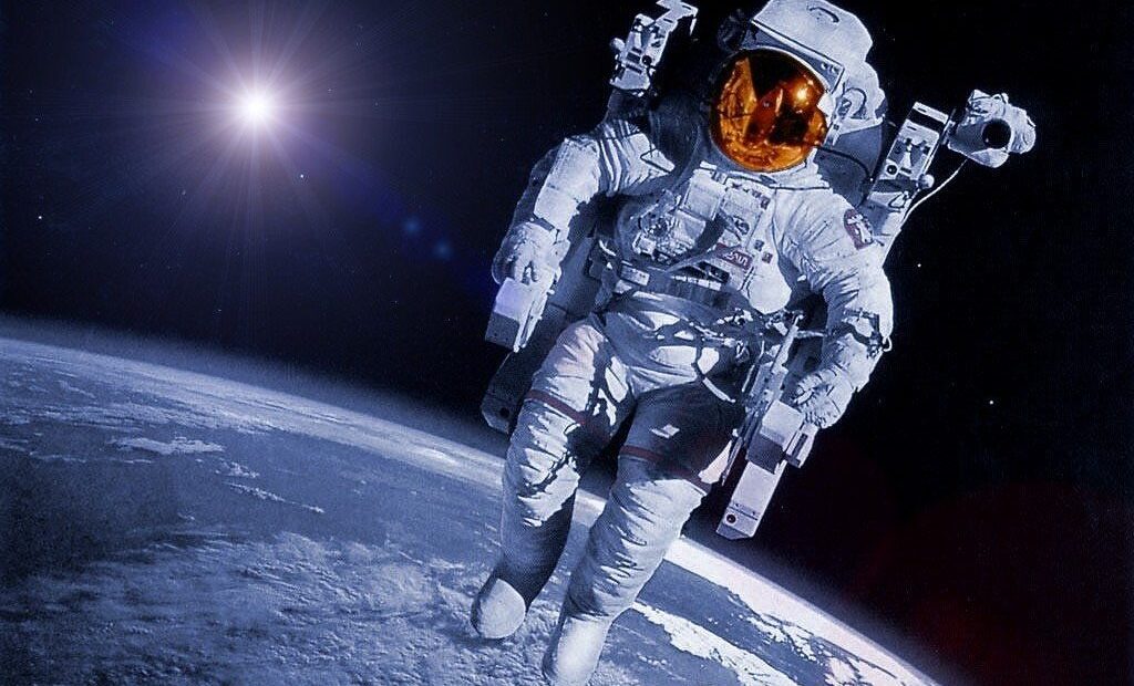 ΕΕ: Η Ούρσουλα Φον Ντερ Λάιεν σε «διαστημική» συνάντηση με αστροναύτη