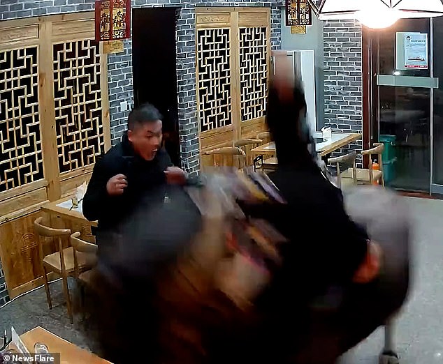 Εισβολή βουβαλιού σε εστιατόριο – Σηκώνει τον πελάτη στον αέρα