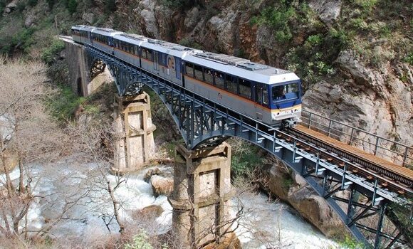 Εκτροχιάστηκε αμαξοστοιχία στα Καλάβρυτα με δεκάδες επιβάτες – Δεν υπάρχουν τραυματισμοί