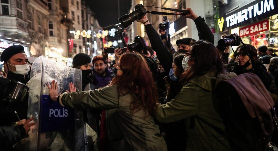 Ενές Καρά – Μεγάλη διαδήλωση στην πλατεία Ταξίμ για την αυτοκτονία του φοιτητή, συγκρούσεις και συλλήψεις