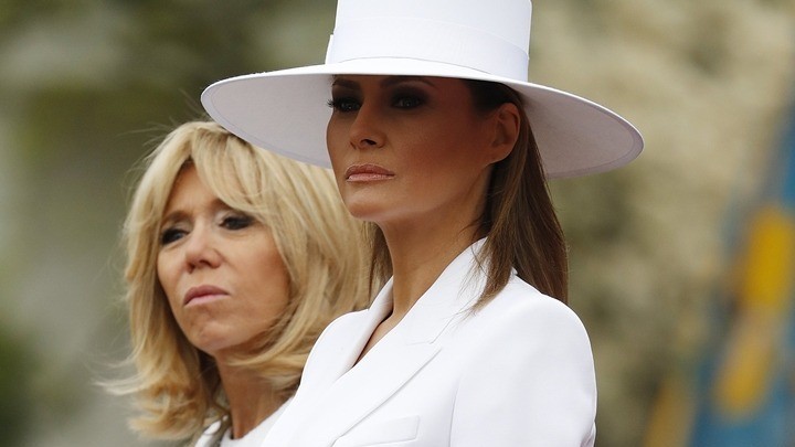 Η Μελάνια Τραμπ προτιμά κρυπτονομίσματα: Σε δημοπρασία το καπέλο που φορούσε κατά την επίσκεψη Μακρόν