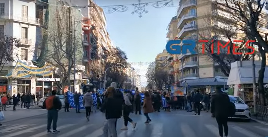 Θεσσαλονίκη: Πορεία αντιεμβολιαστών – Φωνάζουν σε κόσμο που βγήκε για ψώνια