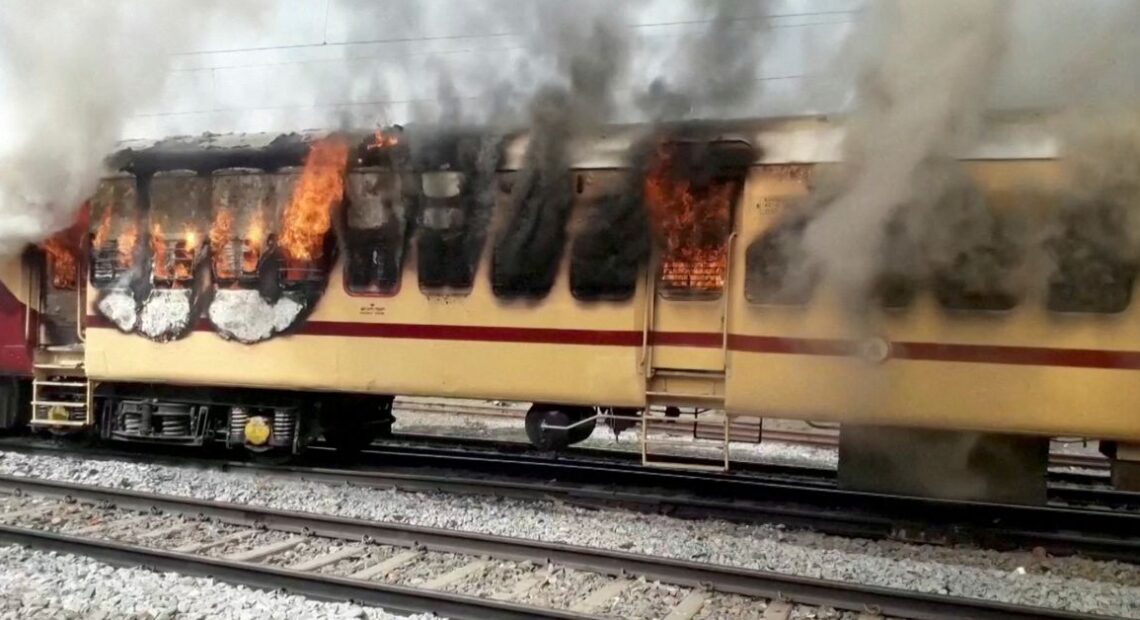 Ινδία: Άνεργοι πυρπολούν τρένα – Καταγγέλλουν στημένο διαγωνισμό προσλήψεων