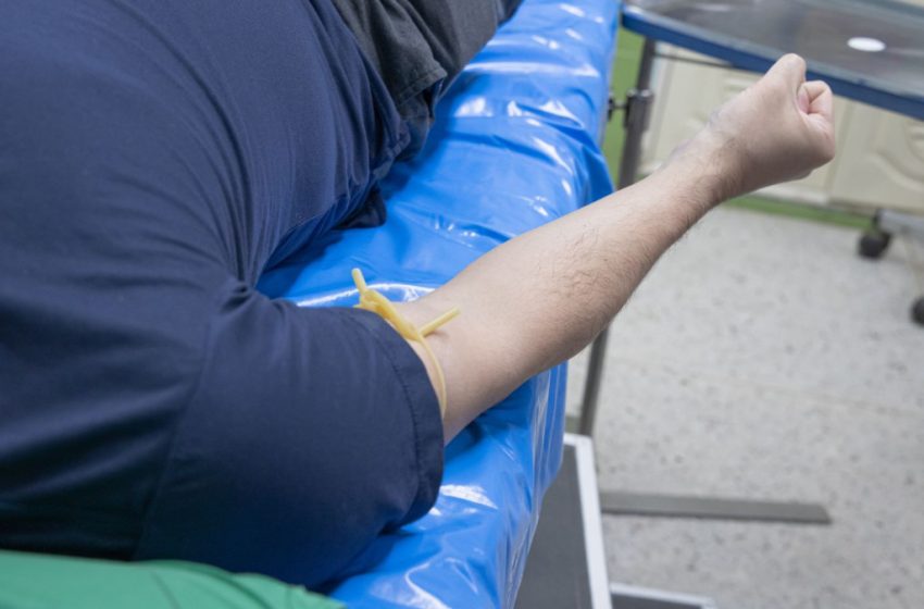 Ιταλία – Αντιεμβολιαστής έδεσε με αιμοστατικό λάστιχο το χέρι του «για να μην μπει στο σώμα του το εμβόλιο»