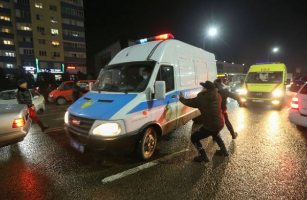 Καζακστάν – Ξέσπασαν ταραχές για την τιμή του υγραερίου – Πλήθος κόσμου στους δρόμους