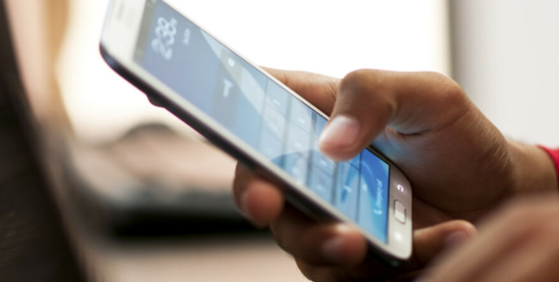 Κινητή τηλεφωνία: Ποιοι θα πρέπει να κάνουν αίτηση για μείωση στα τέλη (vid)