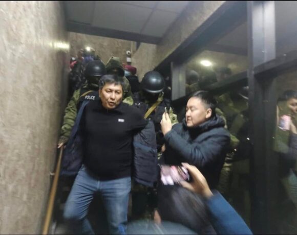 Κιργιστάν: Επιασαν γνωστό δημοσιογράφο για… ναρκωτικά μετά τις αποκαλύψεις του για ισχυρή οικογένεια