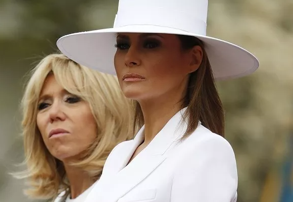 Μελάνια Τραμπ: H δημοπρασία για το περίφημο λευκό καπέλο δεν έπιασε τα χρήματα που ήθελε