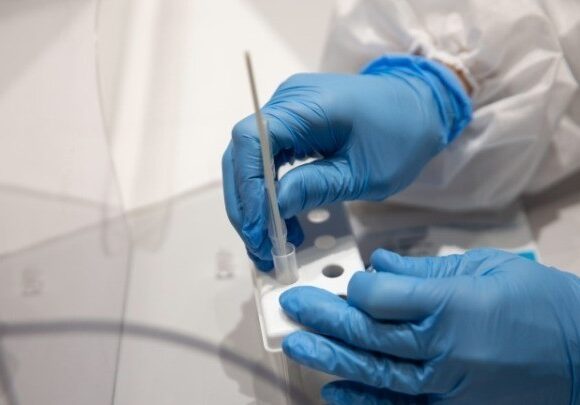 Μετάλλαξη Όμικρον: «Καλπάζει» και στην Ελλάδα – Τι έδειξαν τα στοιχεία του ΕΟΔΥ