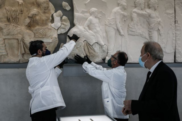 Μουσείο Ακρόπολης – Εντυπωσιακές φωτογραφίες από την τοποθέτηση του θραύσματος του Παρθενώνα