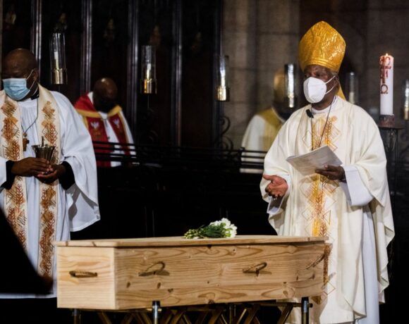 Ντέσμοντ Τούτου – Έγινε η κηδεία του αρχιεπισκόπου που πάλεψε ενάντια στο απαρτχάιντ στη Νότια Αφρική