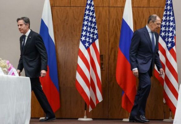 Ο Μακρόν στο Βερολίνο – Η Ευρώπη παίρνει αποστάσεις από ΗΠΑ και Ρωσία