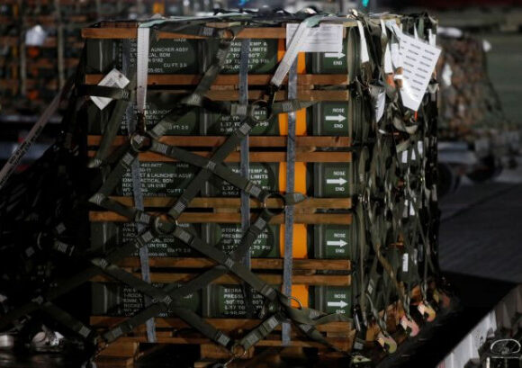 Ουκρανία: Εξοπλισμό και πυρομαχικά μετέφερε στο Κίεβο αεροσκάφος από τις ΗΠΑ