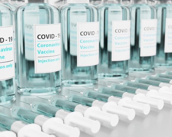 ΠΟΥ: «Δολοφόνος ανθρώπων και θέσεων εργασίας» η άνιση κατανομή των εμβολίων