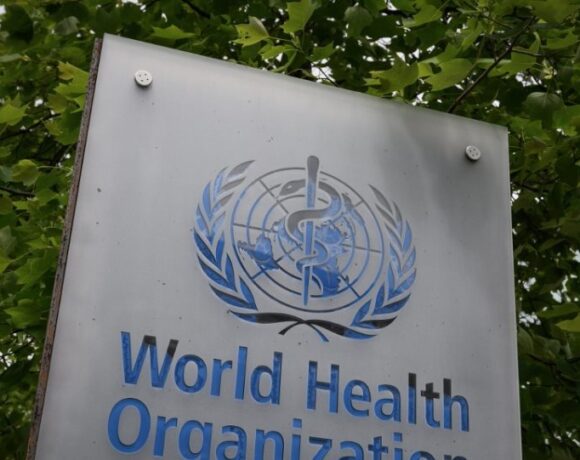 ΠΟΥ: Η Όμικρον μπορεί να προκαλέσει πιο επικίνδυνες παραλλαγές