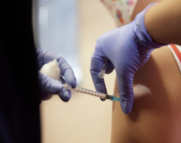 Πώς δηλώνουν τους εμβολιασμούς στο εξωτερικό οι άνω των 60 ετών που κατοικούν στην Ελλάδα